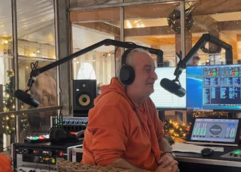 Piet van Aalst haalt in Glazen Huis geld op voor goede doelen (video)