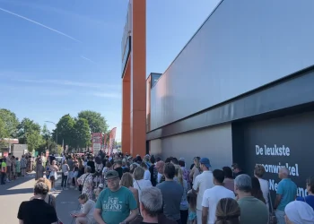 Leegverkoop Woonexpress Waalwijk zorgt voor gigadrukte (video)